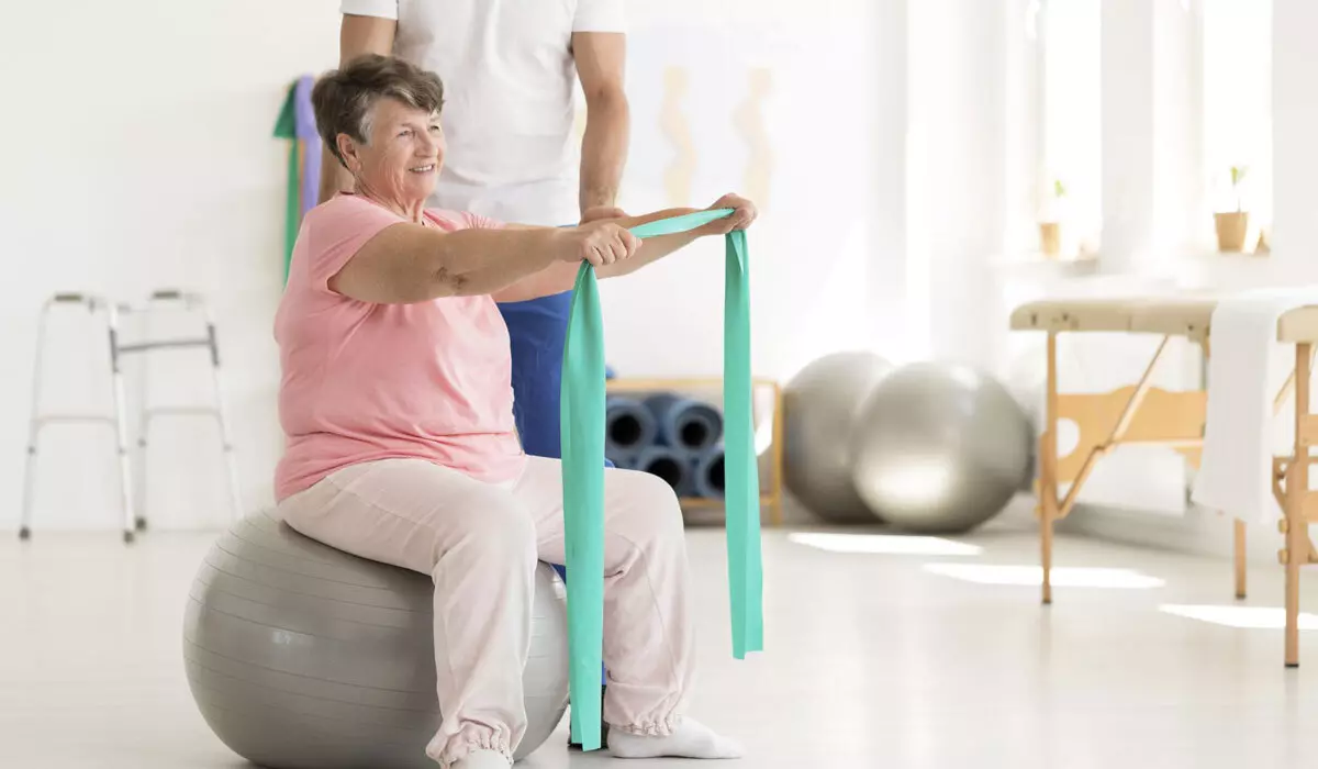 elderly woman sitting on ball PXDEZ36
